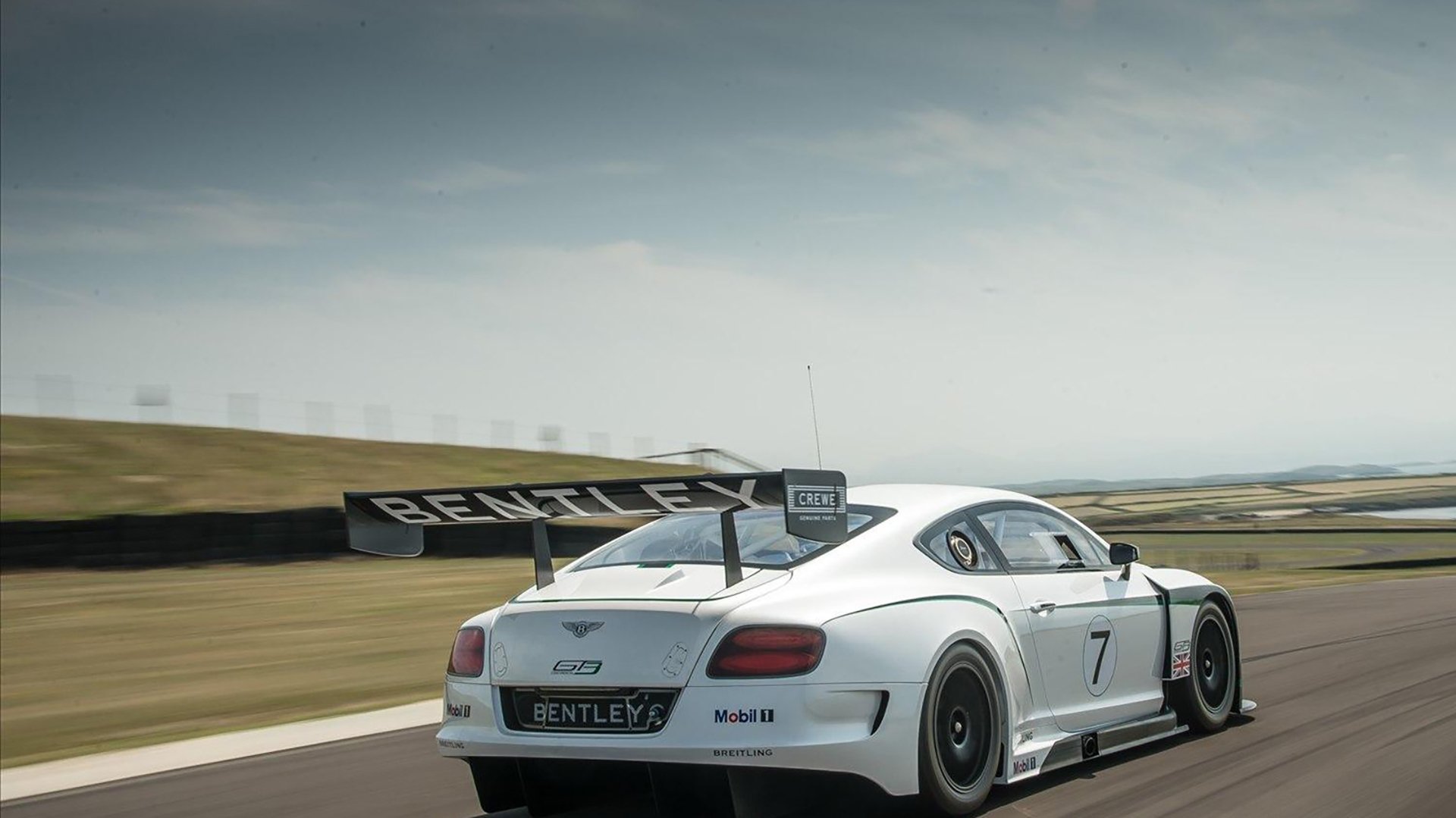 俱乐部间转会窗口活跃吸引年轻球员流动，足球转会窗口开启时间